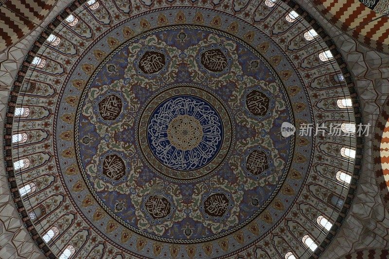 瓷砖图案的圆顶内部建筑在Edirne Selimiye清真寺，圆顶上有阿拉伯文字